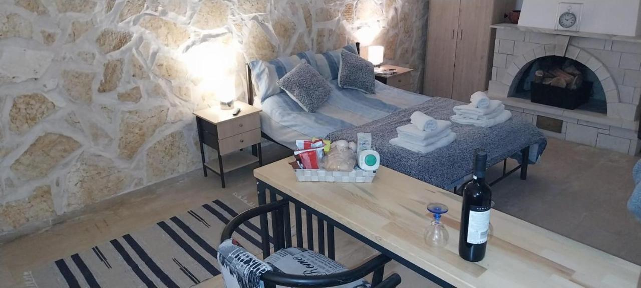 Lovely Studio In Strinilas With Its Own Pool Εξωτερικό φωτογραφία