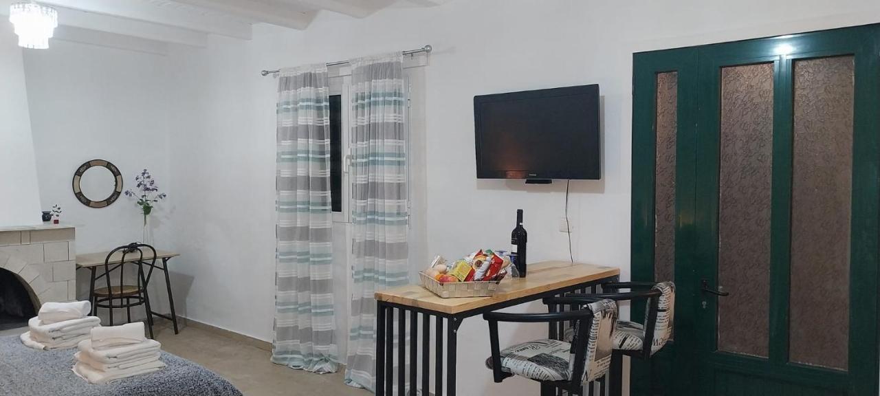 Lovely Studio In Strinilas With Its Own Pool Εξωτερικό φωτογραφία