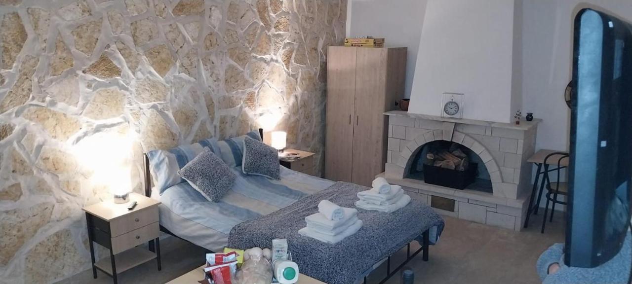 Lovely Studio In Strinilas With Its Own Pool Εξωτερικό φωτογραφία