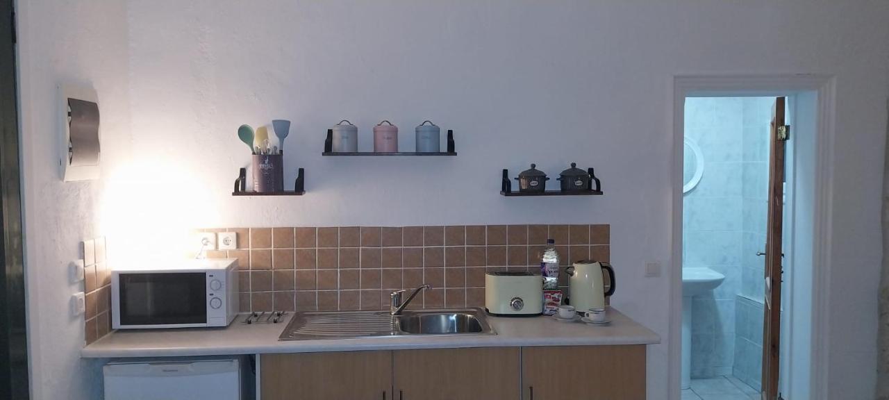 Lovely Studio In Strinilas With Its Own Pool Εξωτερικό φωτογραφία
