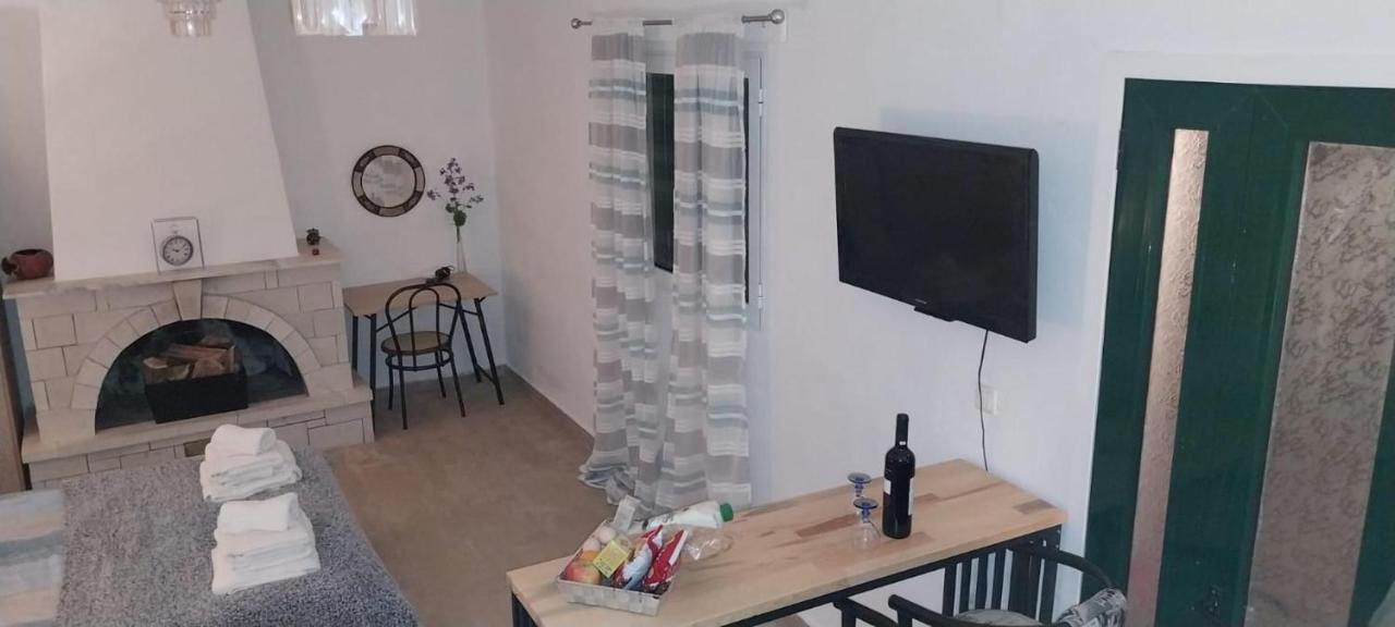 Lovely Studio In Strinilas With Its Own Pool Εξωτερικό φωτογραφία